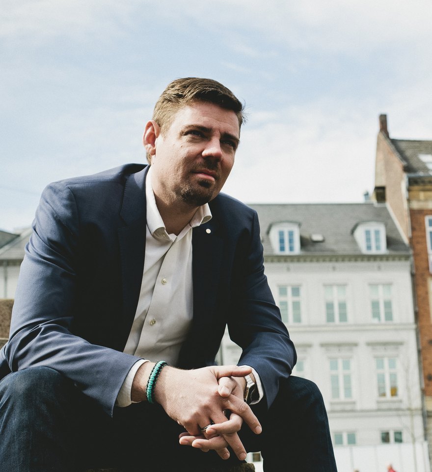 Christian Gravgaard i samtale, siddende portræt