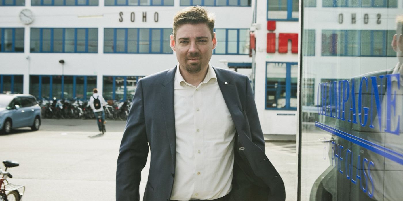 Skitser og farveprøver til et logo på et arbejdsbord