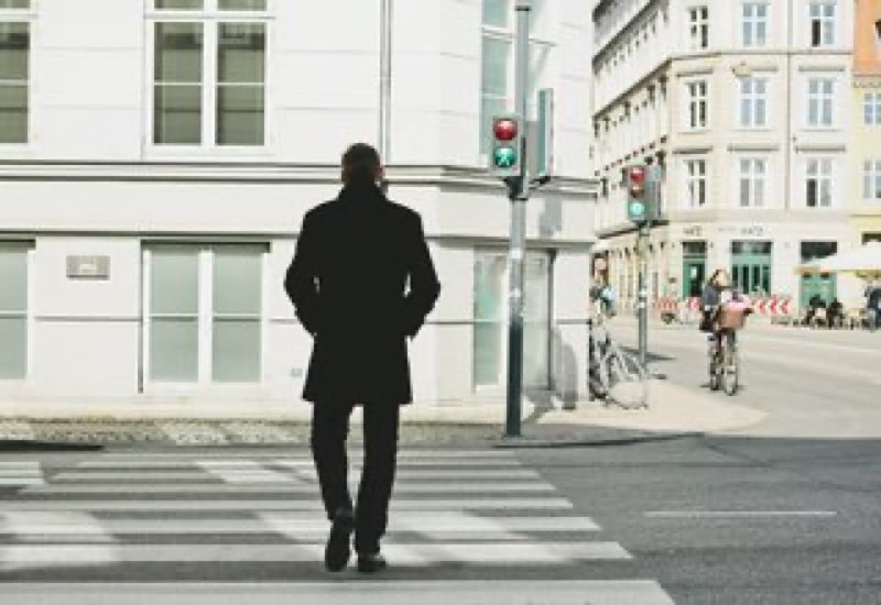 Tomt skrivebord med en kasse med personlige ting