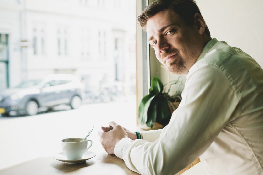 Cafebord med kaffe og en åben bærbar computer